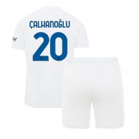 Camisa de Futebol Inter Milan Hakan Calhanoglu #20 Equipamento Secundário Infantil 2023-24 Manga Curta (+ Calças curtas)